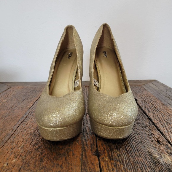 Mossimo 'Paisley' Gold Glitter Pumps - Picture 2 of 8